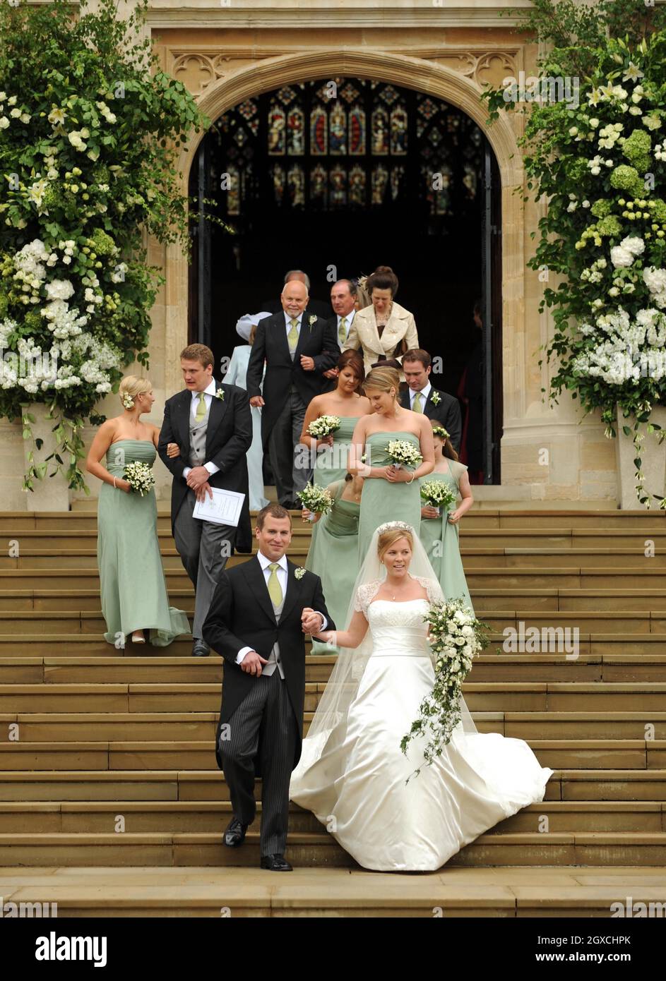 Peter Phillips und Autumn Kelly verlassen die St. George's Chapel nach ihrer Hochzeitszeremonie im Windor Castle, Windsor. Stockfoto