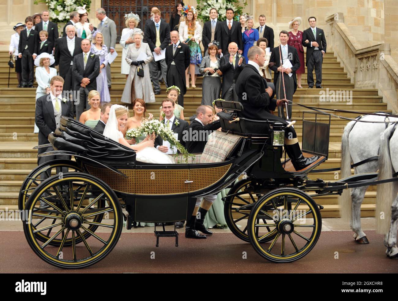 Peter Phillips und Autumn Kelly verlassen die St. George's Chapel nach ihrer Hochzeitszeremonie im Windor Castle, Windsor, in einer Pferdekutsche. Stockfoto