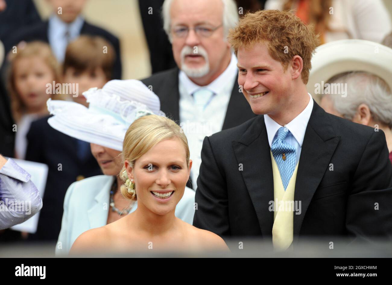 Zara Phillips und Prinz Harry vor der St. George's Chapel nach der Hochzeitszeremonie von Peter Phillips und Autumn Kelly im Windor Castle, Windsor. Stockfoto