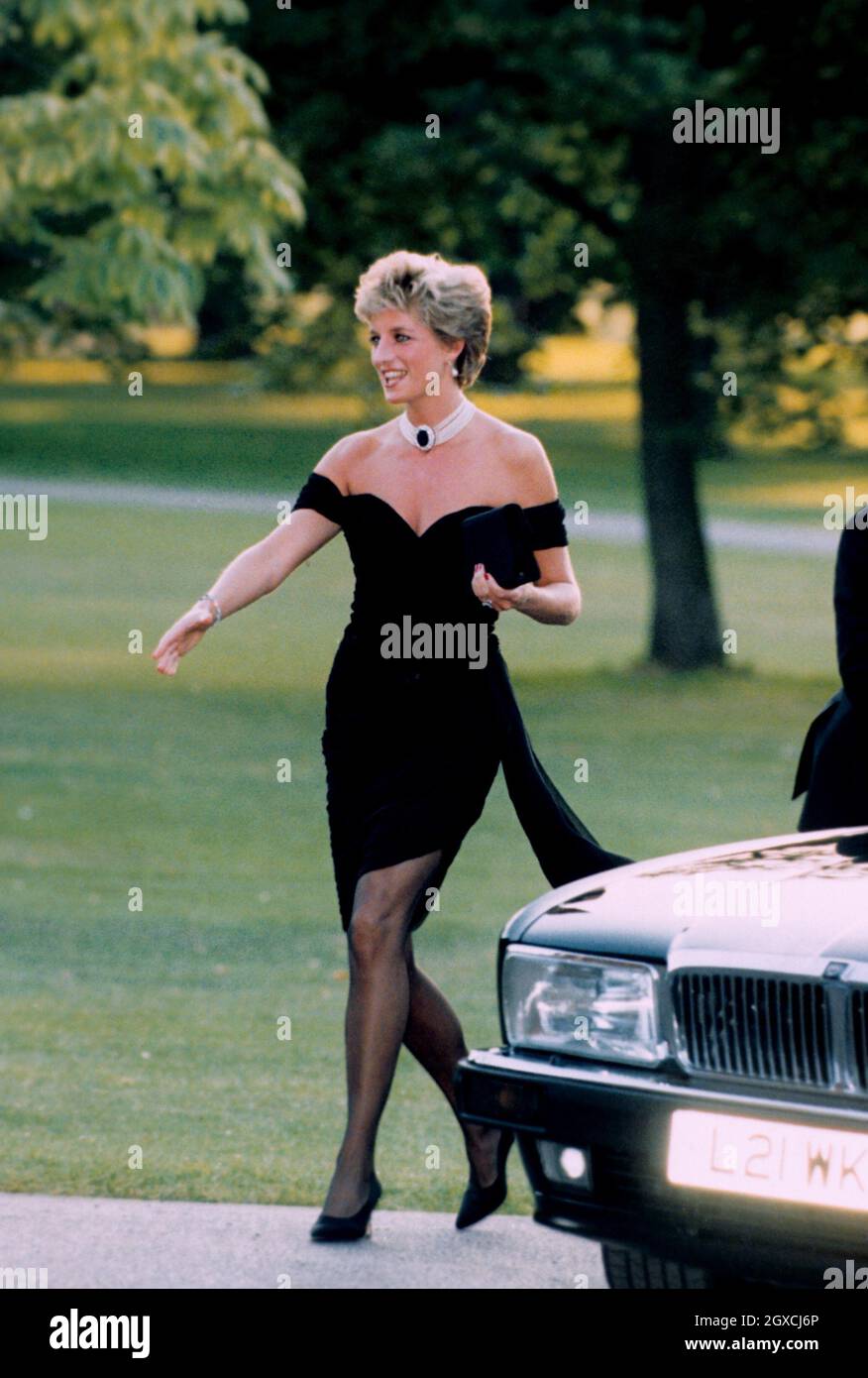 Diana, Prinzessin von Wales, trägt ein schwarzes Chiffonkleid mit Plissee  und schwebendem Seitenpanel von Christina Stamboulian, während einer Party  in der Serpentine Gallery in London Stockfotografie - Alamy