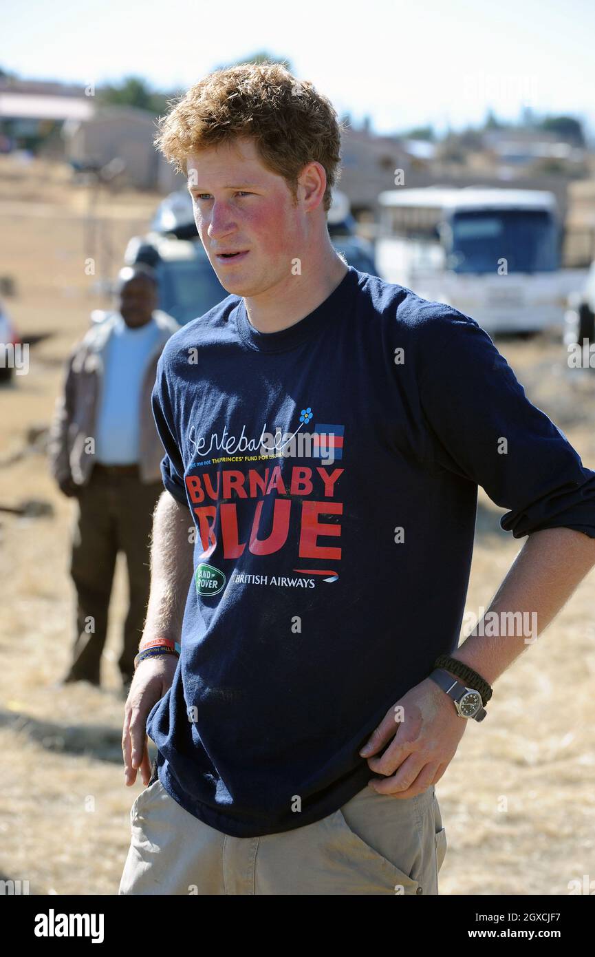 Prinz Harry hilft am 8. Juli 2008 beim Wiederaufbau einer Schule für behinderte Kinder in Butha Buthe, Lesotho. Das Projekt zum Wiederaufbau der Schule wird von Prinz Harrys Wohltätigkeitsorganisation Sentebale und der eigenen Wohltätigkeitsorganisation Household Cavalry, der Burnaby Blue Foundation, unterstützt. Stockfoto