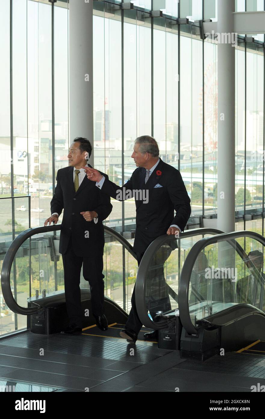 Prinz Charles wird von dem Executive Director und ehemaligen Astronauten Mamoru Mori auf einer Tour durch das Emerging Museum of Science and Innovation in Tokio begleitet. Stockfoto