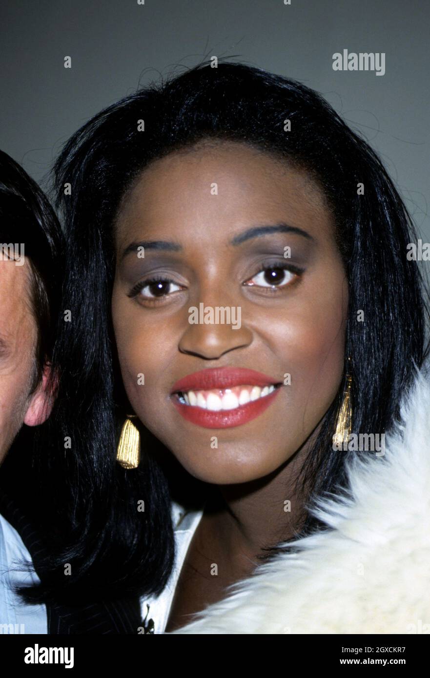 Die britische Soulsängerin Mica Paris lächelt bei einer Promi-Party für die Kamera. Stockfoto