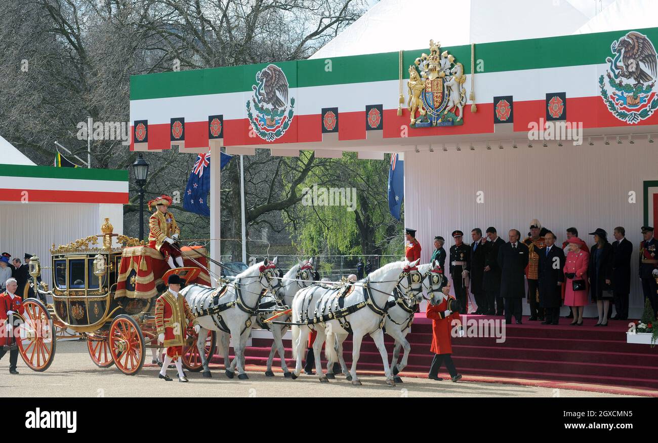 Die Königin beim zeremoniellen Besuch des mexikanischen Staates auf Horse Guards, London, England. Stockfoto