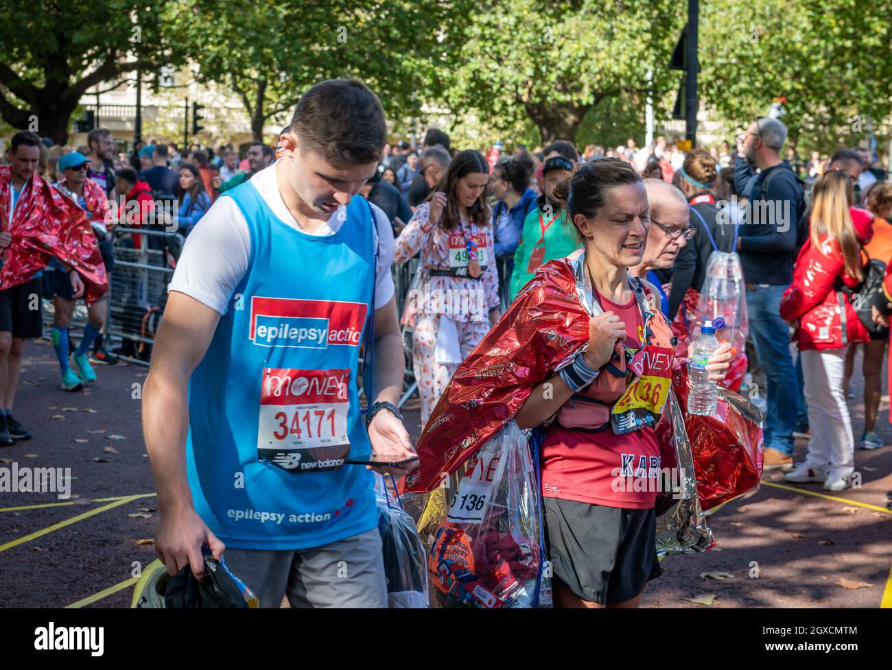 London. VEREINIGTES KÖNIGREICH. 10.03.2021. Müde Läufer in der Pall Mall nach dem London Marathon. Stockfoto
