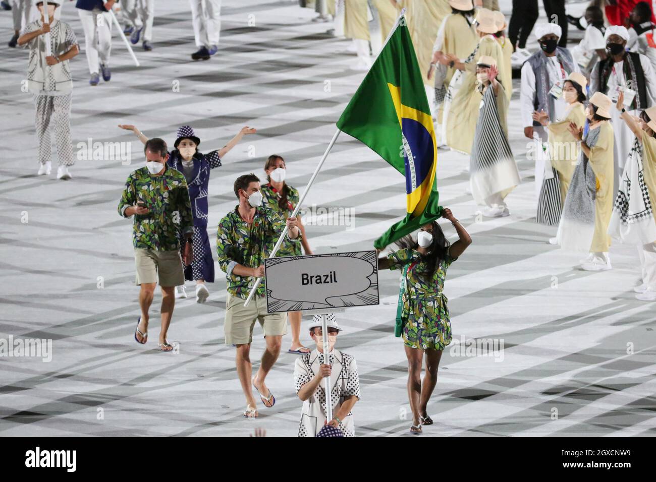 23. JULI 2021 - TOKIO, JAPAN: Brasiliens Fahnenträger Ketleyn Quadros und Bruno Rezende betreten während des Pars mit ihrer Delegation das Olympiastadion Stockfoto