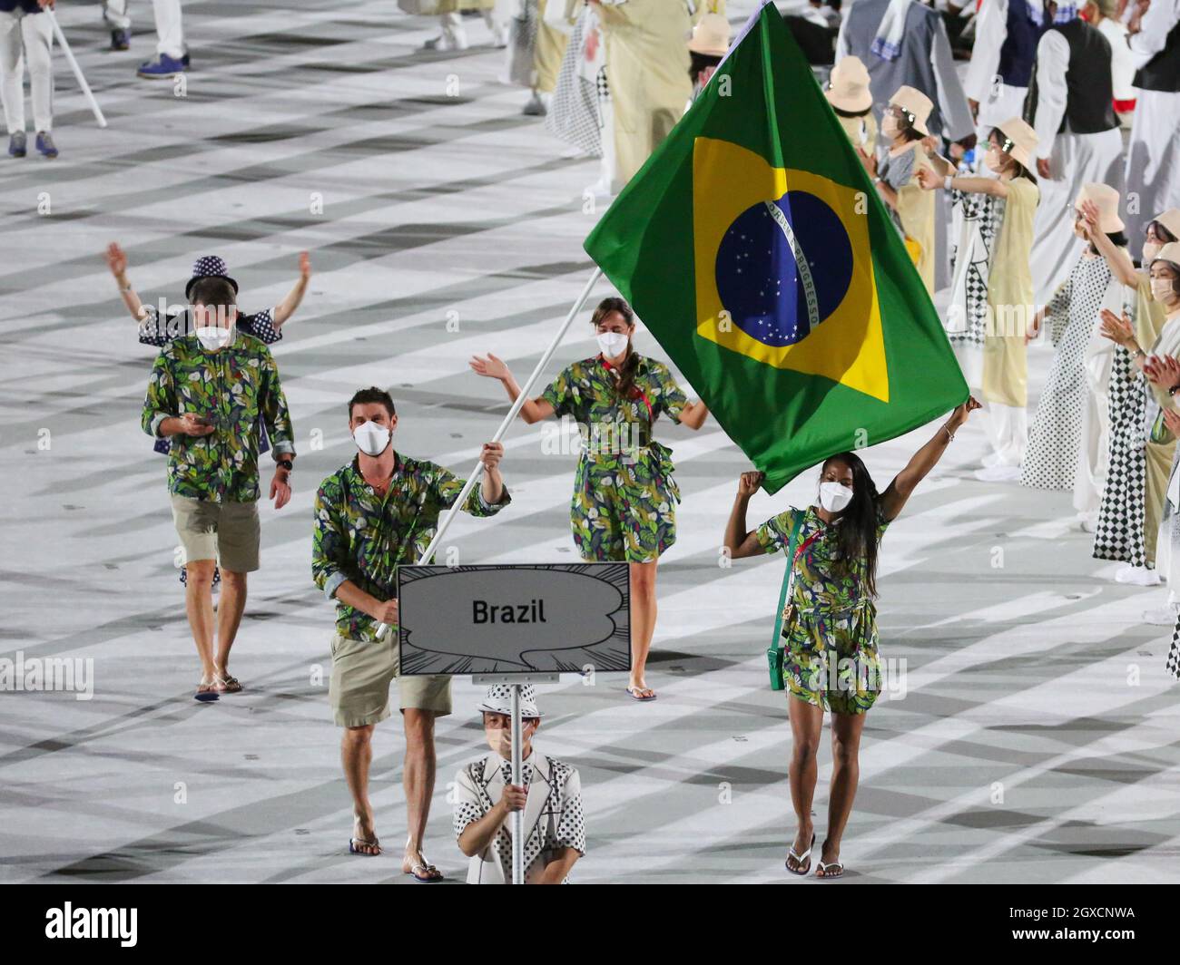 23. JULI 2021 - TOKIO, JAPAN: Brasiliens Fahnenträger Ketleyn Quadros und Bruno Rezende betreten während des Pars mit ihrer Delegation das Olympiastadion Stockfoto