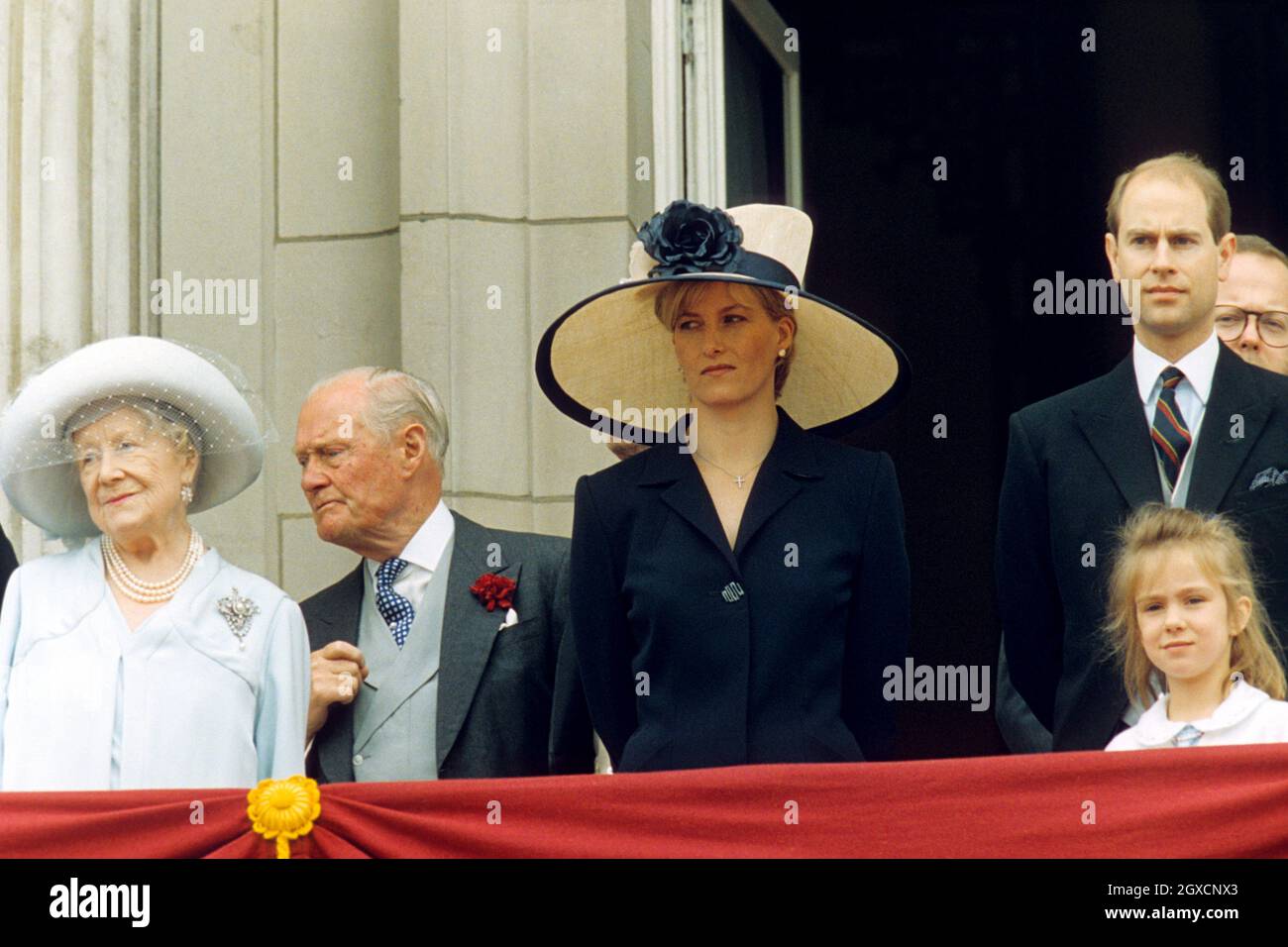 Sophie Rhys-Jones und Prinz Edward mit der Queen Mother (links) auf dem Balkon des Buckingham Palace in London nach der Trooping the Color Zeremonie bei der Horseguards Parade. Die Zeremonie markiert den offiziellen Geburtstag der Königin. Stockfoto