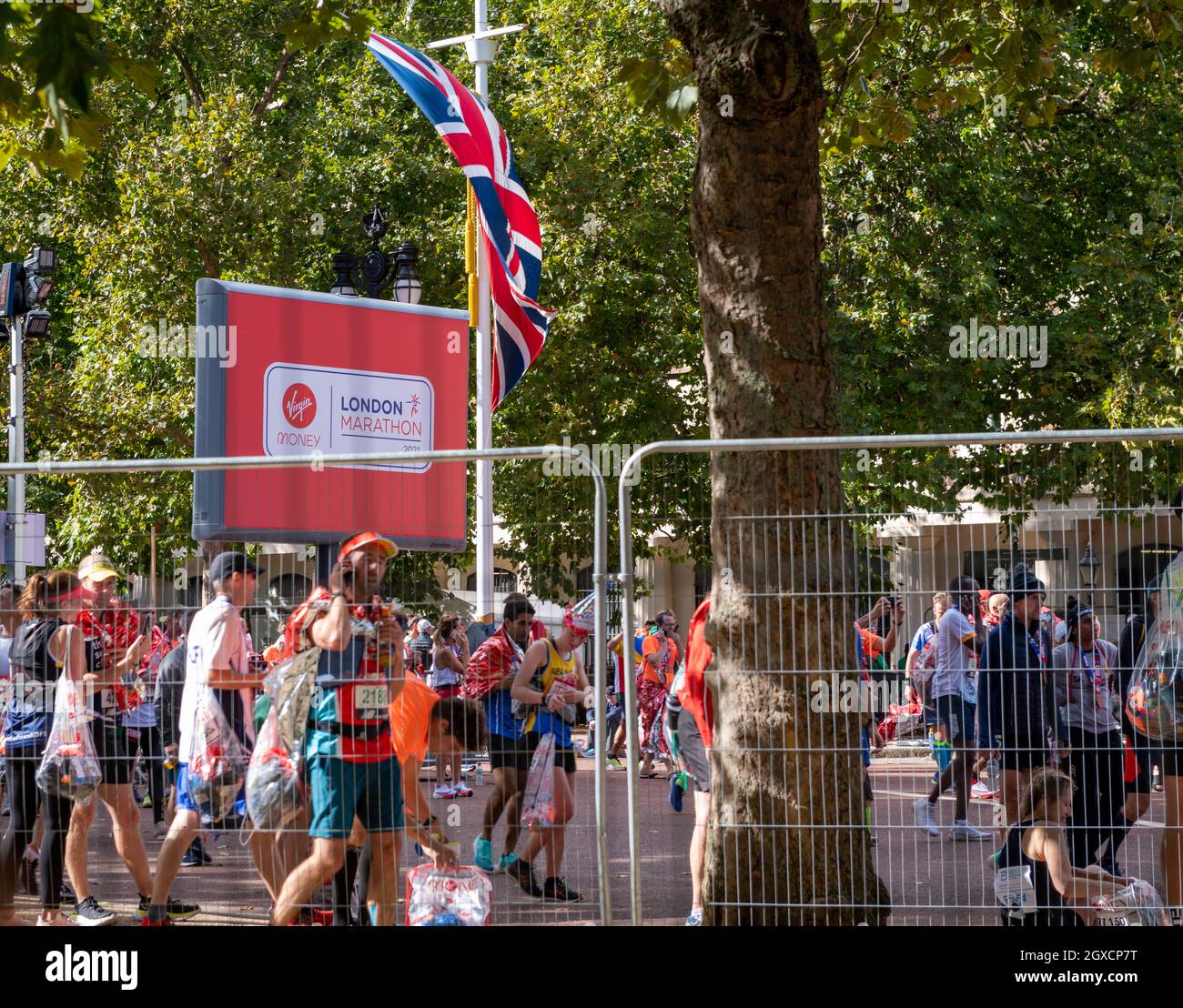 Ondon. VEREINIGTES KÖNIGREICH. 10.03.2021. Läufer in der Pall Mall nach dem London Marathon. Stockfoto