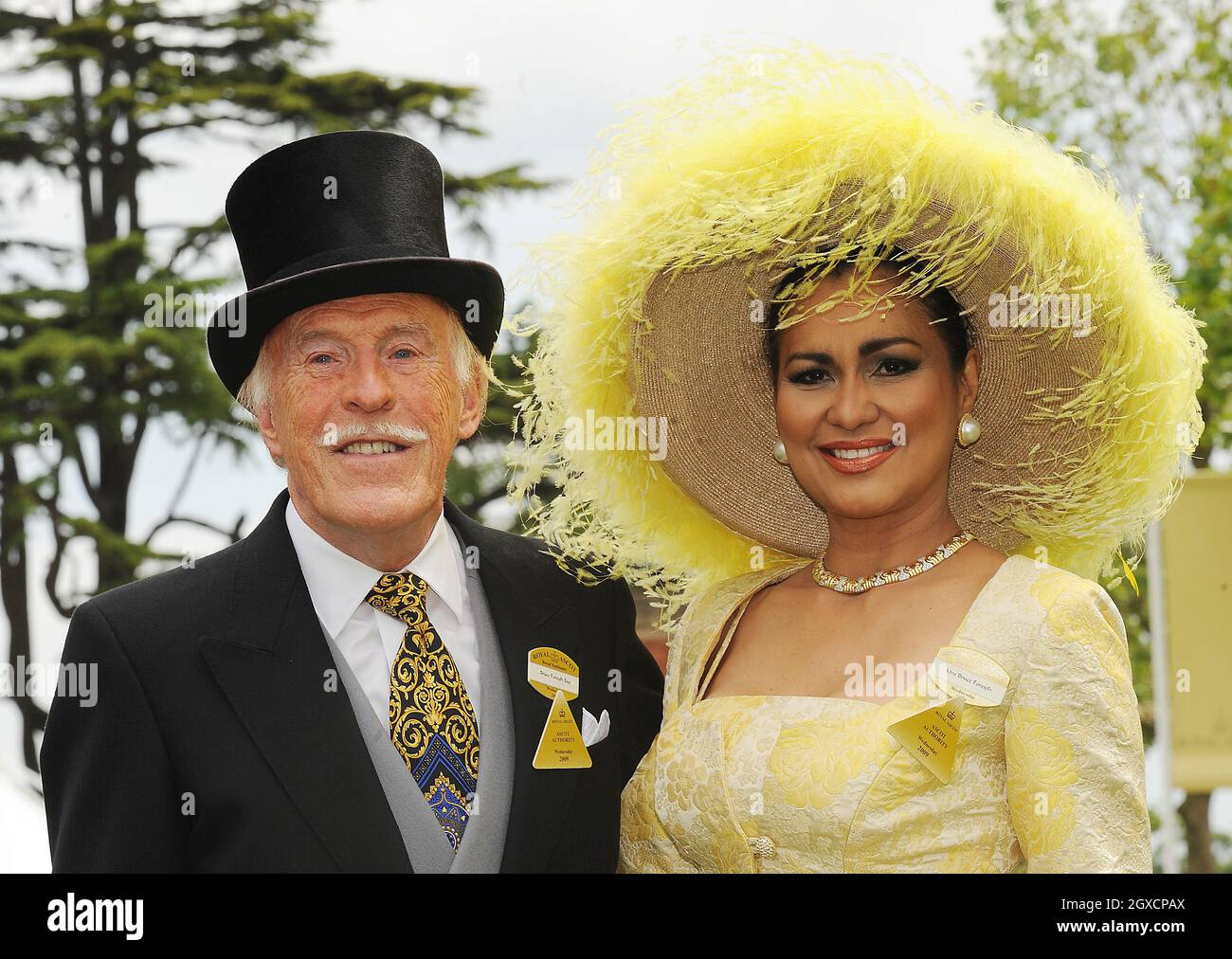 Bruce Forsyth und Frau Wilnelia Merced am zweiten Tag der Ascot-Rennen auf der ascot-Rennbahn in Berkshire Stockfoto