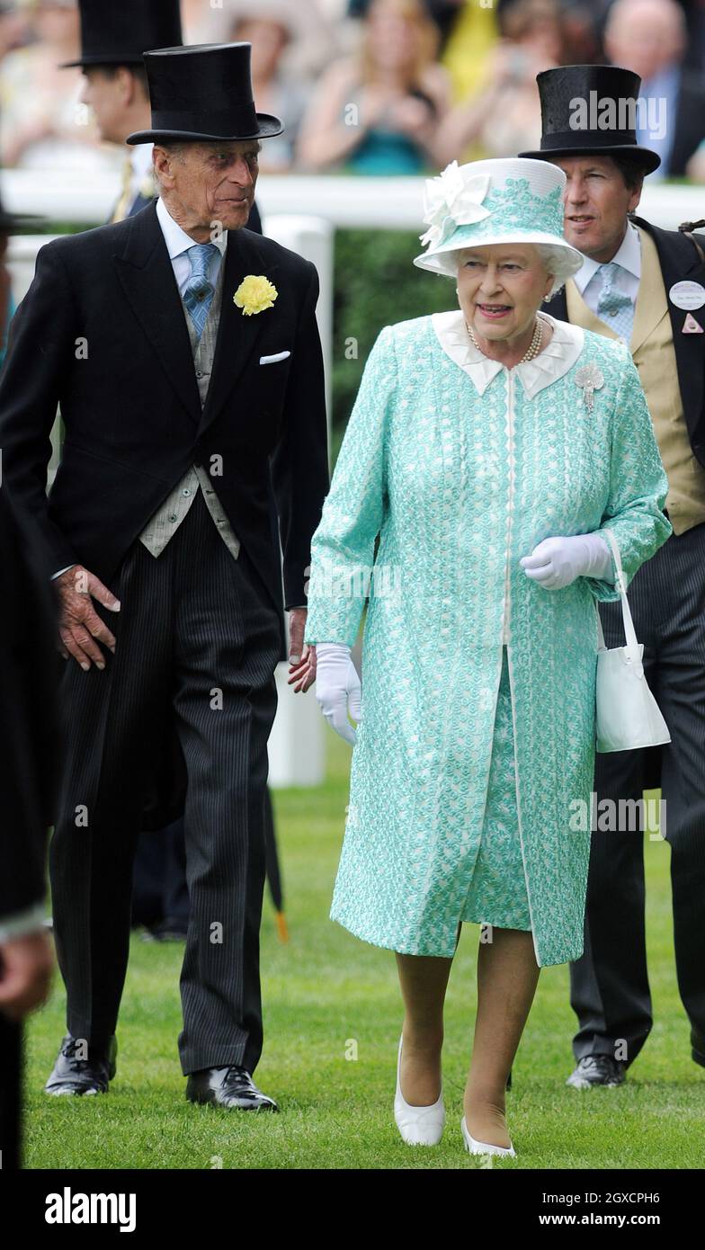 Königin Elizabeth II. Und Prinz Philip, Herzog von Edinbugh, nehmen am Ladies Day of Royal Ascot auf der Pferderennbahn Ascot Teil Stockfoto