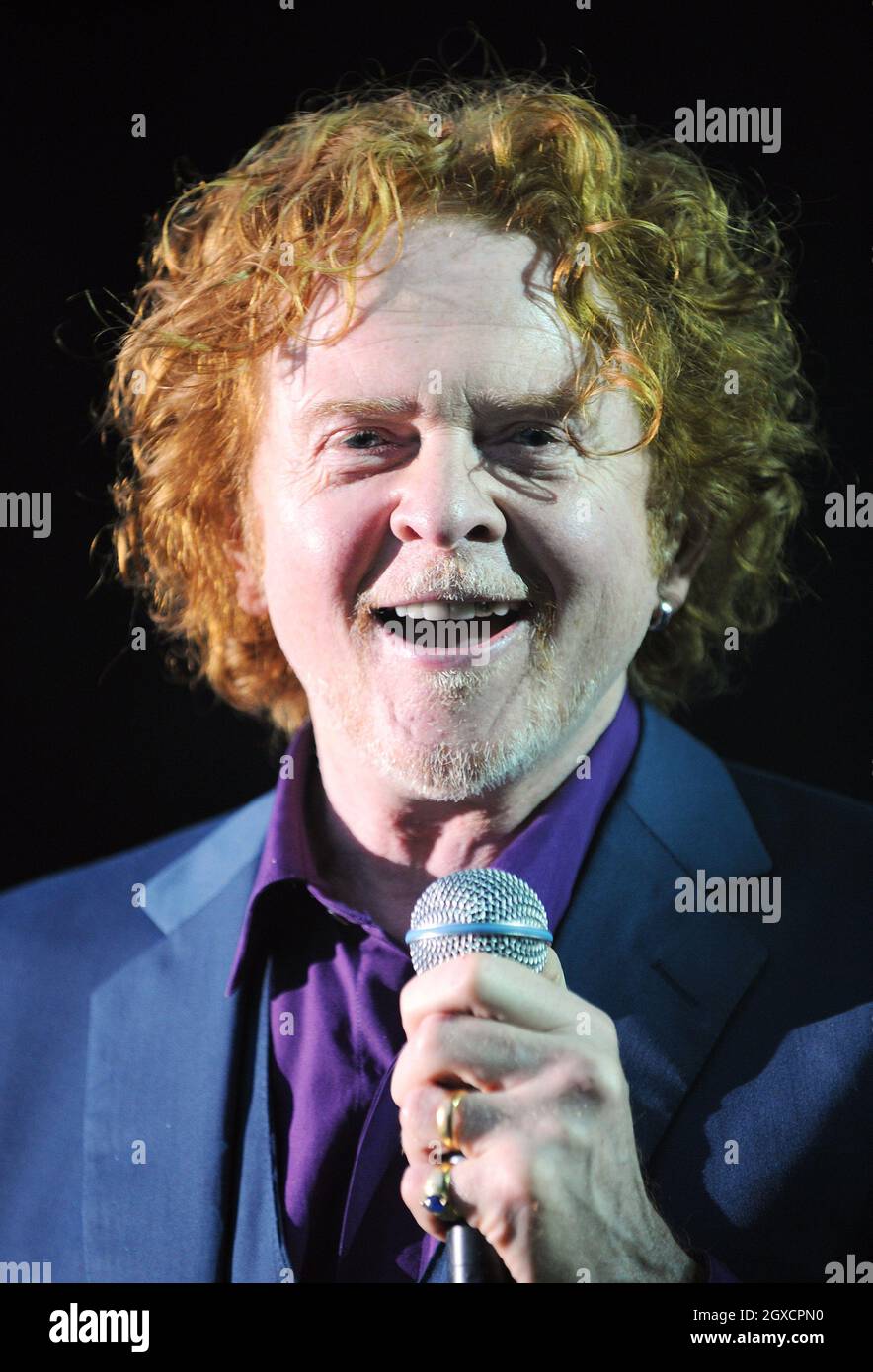Mick Hucknall von Simply Red spielt auf der Bühne des Westonburt Abortetum in Tetbury, England. Stockfoto