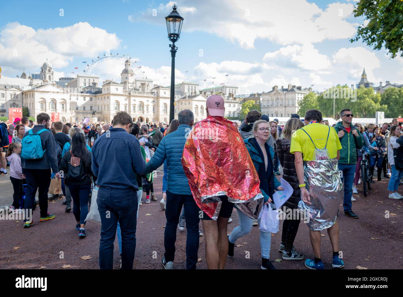 London. VEREINIGTES KÖNIGREICH. 10.03.2021. Läufer, die nach dem London-Marathon zur Horse Guard Parade aufbrechen. Stockfoto