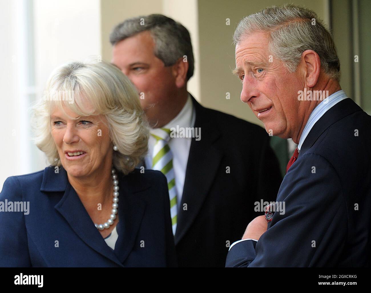 (HRH) seine Königliche Hoheit, der Prinz von Wales (Charles) und die Herzogin von Cornwall (Camilla Parker Bowles) besuchen das Waitrose-Geschäft in der Motcomb Street in Westminster, London, um den neuen Lizenzvertrag für die „Duchy Originals“-Produktpalette in London zu feiern Stockfoto