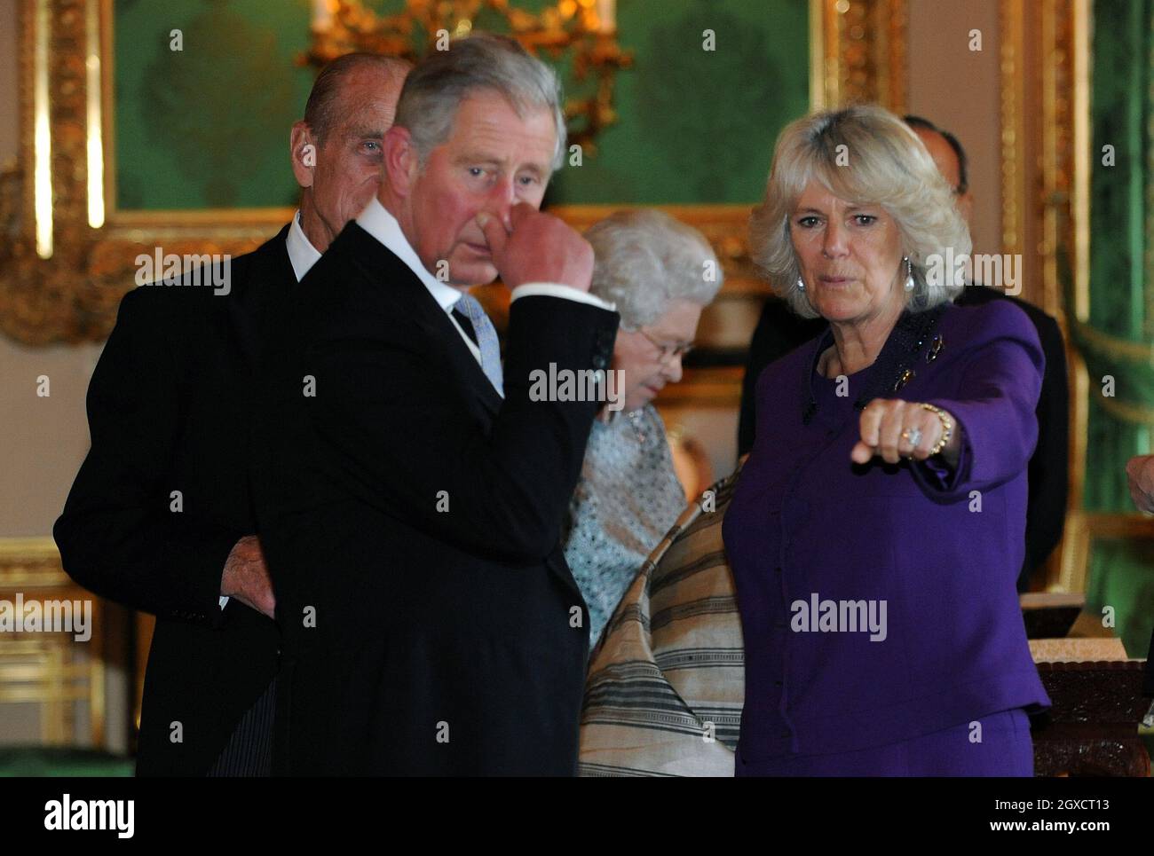 Prinz Charles, Prinz von Wales, Camilla, Herzogin von Cornwall und Prinz Philip, Herzog von Edinburgh sehen eine Ausstellung von Gegenständen im White Drawing Room im Schloss Windsor zu Beginn eines Staatsbesuchs des indischen Präsidenten Pratibha Patil am 27. Oktober 2009. Stockfoto