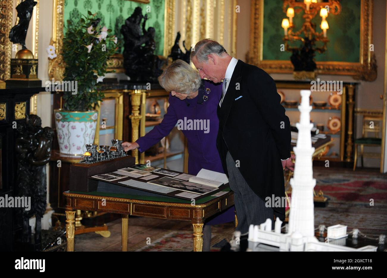 Prinz Charles, Prinz von Wales und Camilla, Herzogin von Cornwall sehen zu Beginn eines Staatsbesuchs des indischen Präsidenten Pratibha Patil am 27. Oktober 2009 eine Ausstellung von Gegenständen im Weißen Zeichnungssaal im Schloss Windsor. Stockfoto