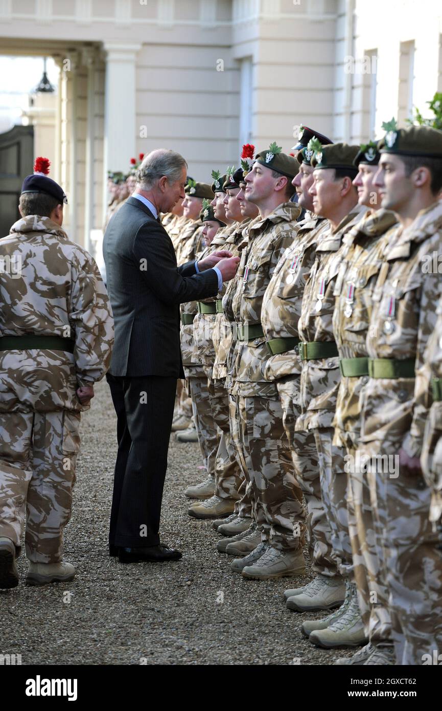 Prinz Charles, Prinz von Wales, überreicht den Mitgliedern des 4. Bataillons, dem Mercischen Regiment im Clarence House, Wahlkampfmedaillen für den Dienst in Afghanistan. Stockfoto