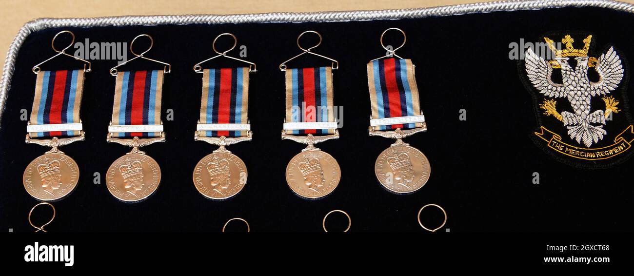 Wahlkampfmedaillen für den Dienst in Afghanistan, die der Prinz von Wales den Mitgliedern des 4. Bataillons, dem Mercischen Regiment im Clarence House, überreicht hat. Stockfoto