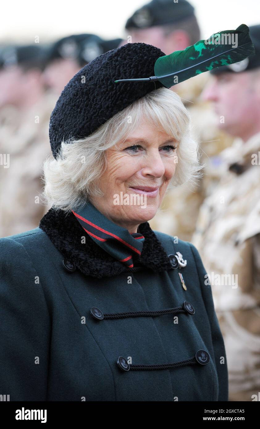 Camilla, Herzogin von Cornwall, königlicher Oberst, überreicht Soldaten des 4. Bataillons der Gewehre im Bulford Camp die Medaillen für die Kampagne in Afghanistan Stockfoto