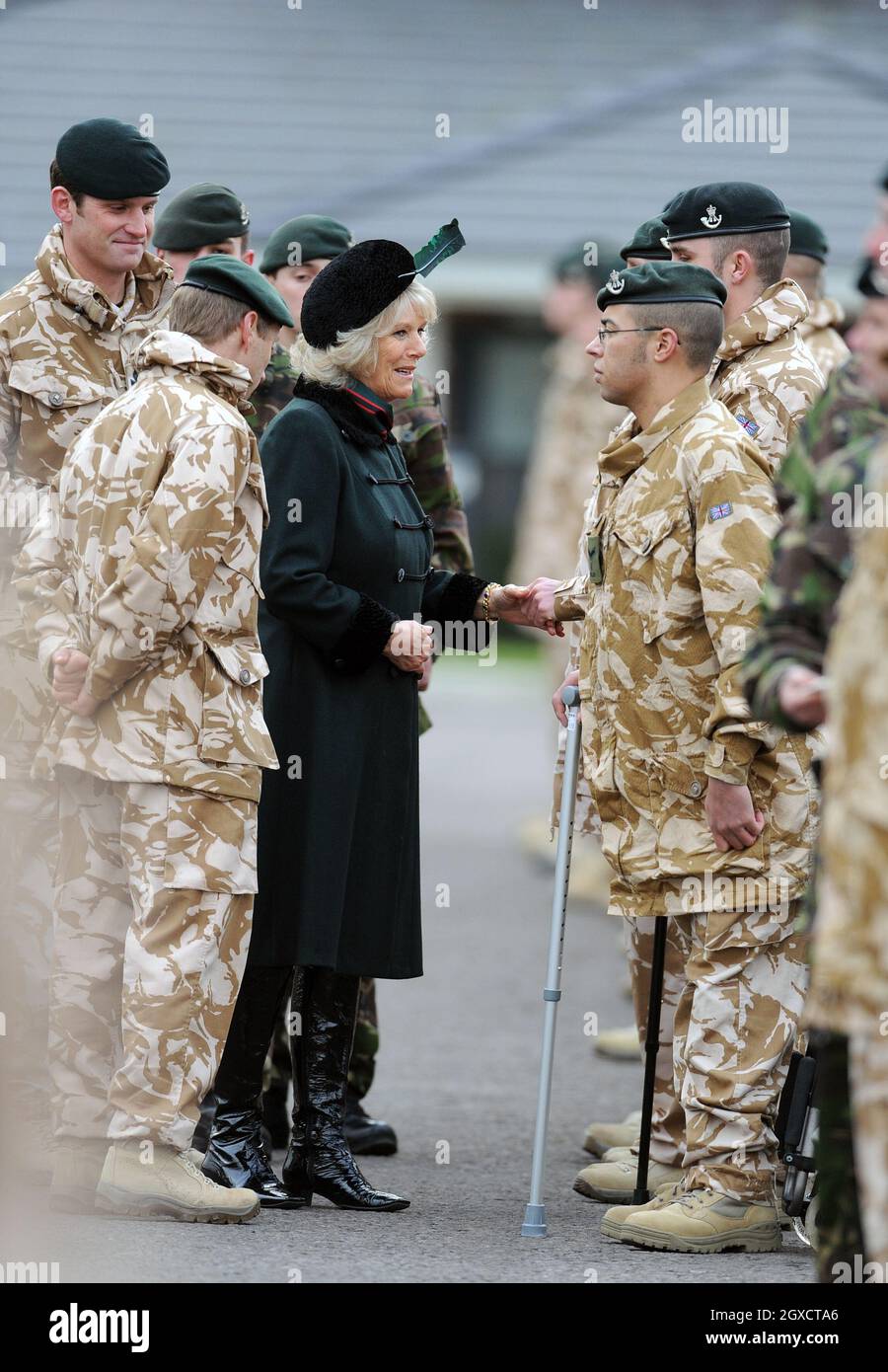 Camilla, Herzogin von Cornwall, Königlicher Oberst, trifft Lance Corporal Tyler Christoper, der während seines Diensts in Afghanistan beide Beine verlor, während er Soldaten des 4. Bataillons der Gewehre im Lager Bulford Wahlkampfmedaillen übergab Stockfoto