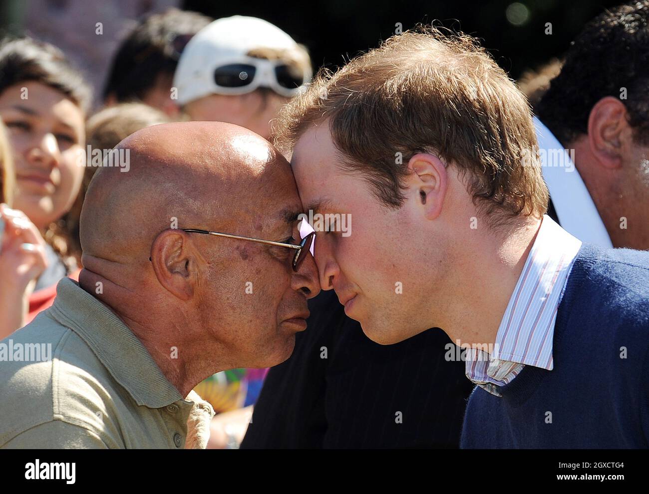 RH Prinz William erhält einen Hongi während eines Besuchs auf Kapiti Island am zweiten Tag seines Besuchs in Neuseeland am 18. Januar 2010 in Wellington, Neuseeland. Stockfoto