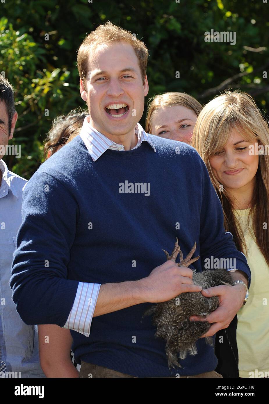 Prinz William hält einen Kiwi-Vogel, als er das Kapiti Island Nature Reserve am zweiten Tag seines Besuchs in Neuseeland am 18. Januar 2010 in Wellington, Neuseeland, besucht. Stockfoto