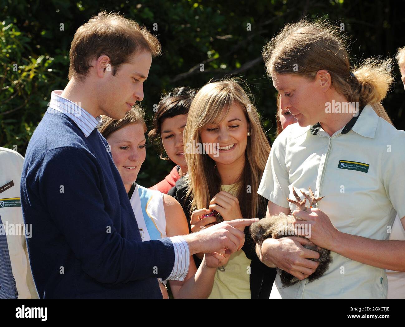 Prinz William schaut auf einen Kiwi-Vogel, als er am zweiten Tag seines Besuchs in Neuseeland am 18. Januar 2010 in Wellington, Neuseeland, das Kapiti Island Nature Reserve besucht. Stockfoto