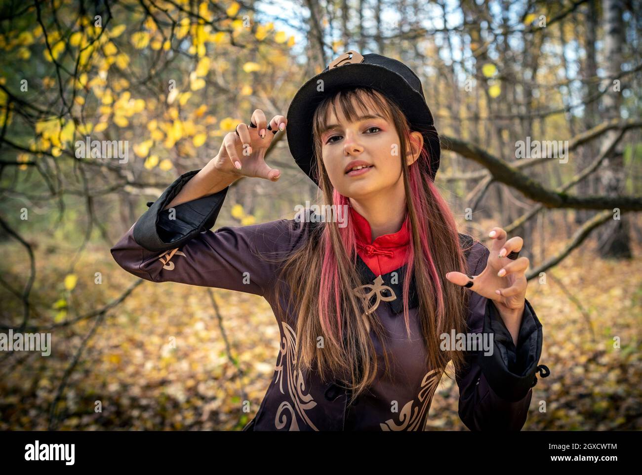 Ein Mädchen verkleidet als ein Kerl cosplay halloween Genshin Auswirkungen Stockfoto