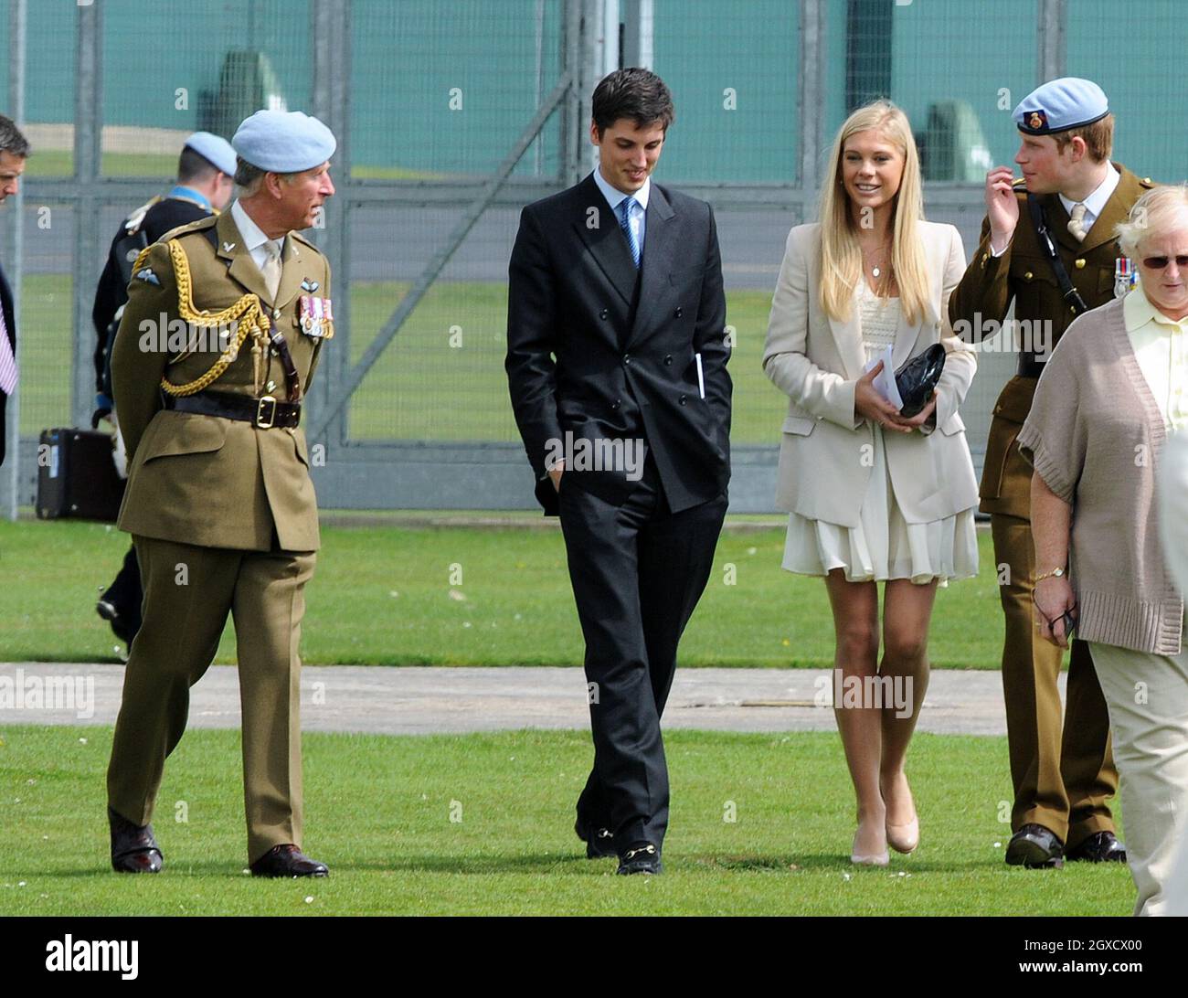 Prinz Harry (R) spaziert mit seiner Freundin Chelsy Davy und Prinz Charles, Prinz von Wales (L) nach seinem Pilotkurs am 7. Mai 2010 im Army Aviation Center. Der Prinz wird im nächsten Teil seiner Ausbildung lernen, Apache-Hubschrauber zu fliegen. Stockfoto