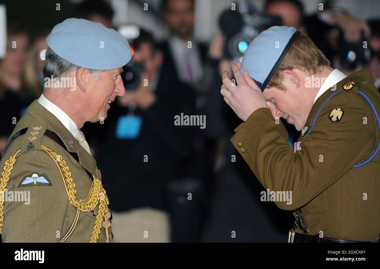 Prinz Charles, Prinz von Wales, überreicht Prinz Harry am 7. Mai 2010 beim Abschluss des Pilotkurses im Army Aviation Center mit der blauen Baskenmütze des Army Flying Corps. Der Prinz wird im nächsten Teil seiner Ausbildung lernen, Apache-Hubschrauber zu fliegen. Stockfoto