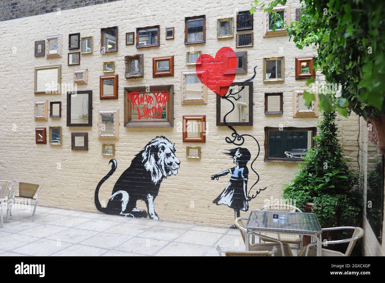 Ein neues Wandgemälde, das vermutlich vom berühmten Straßenkünstler Banksy gemalt wurde, erschien auf mysteröse Weise an der Wand eines Biergartens im Pub Princess of Wales im Londoner Primrose Hill. Am Dienstag wurde entdeckt, dass jemand sich eingeschlichen und eine Wand gepfropft hatte. Der Vermieter war im Begriff, darüber zu malen, aber als er lernte, dass es ein echter Banksy sein könnte, hat er beschlossen, es zu behalten. Stockfoto