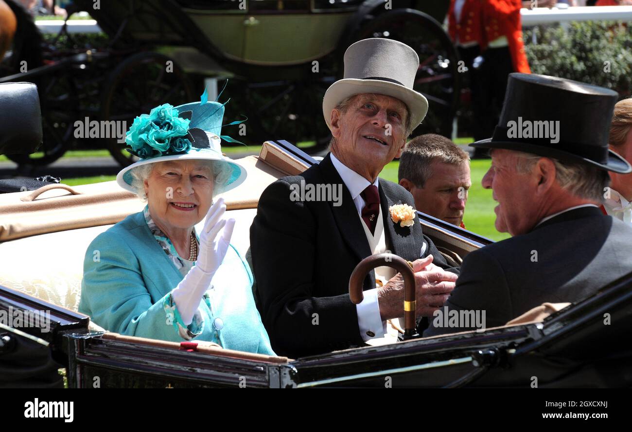 Königin Elizabeth und Prinz Philip, Herzog von Edinburgh am Eröffnungstag von Royal Ascot, der auf der Pferderennbahn von Ascot abgehalten wird. Stockfoto