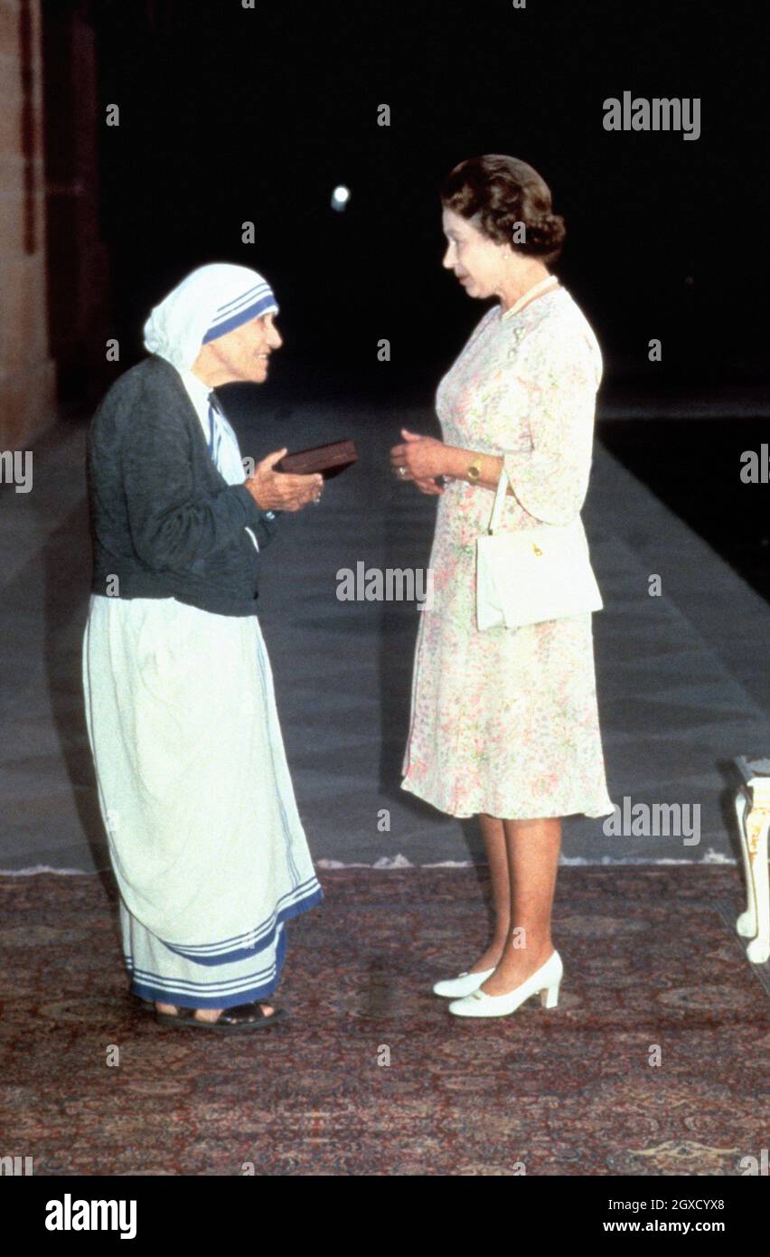 Königin Elisabeth II. Überreicht Mutter Teresa den Verdienstorden im Präsidentenpalast in Delhi, Indien. Stockfoto