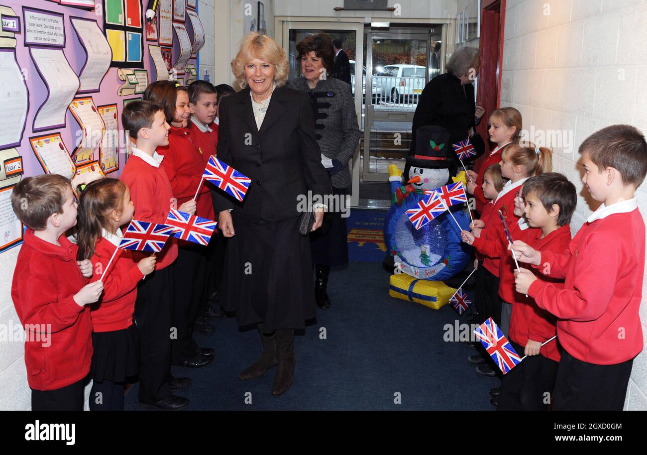 Camilla, Herzogin von Cornwall, kommt an einem Schneemann vorbei, als sie zu einem Besuch der Corsham Regis Primary School in Wiltshire kommt. Stockfoto