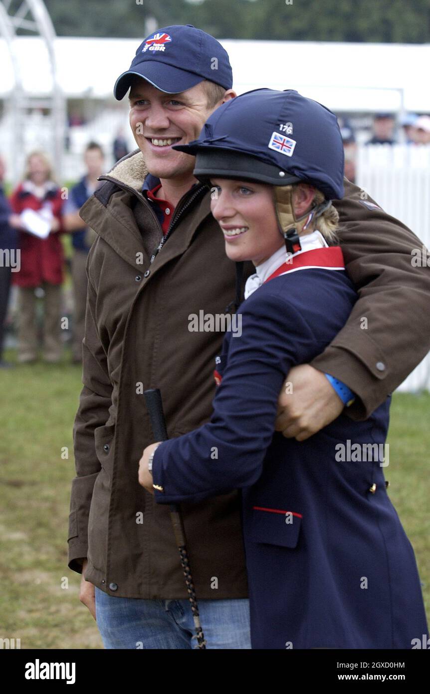 Foto von Zara Phillips und Mike Tindall. Die Enkelin der Königin, Zara Phillips, hat sich mit dem langjährigen Freund Mike Tindall verlobt, sagte Buckingham Palace heute, 21. Dezember 2010. Zara Phillips wird von seinem Freund Mark Tindall umarmt, nachdem er das letzte Springturnier mit einer klaren Runde zum Europameister bei den Blenheim Petplan European Eventing Championships abgeschlossen hat, die am 11. September 2005 im Blenheim Palace in Blenheim, England, stattfand. (Foto von Anwar Hussein) Stockfoto