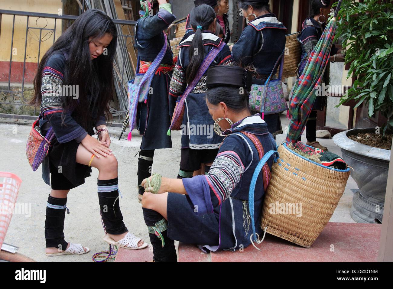 Schwarze Hmong Hilltribe Frauen drängen weit über Sapa Hotels verkaufen Schmuckstücke und Kunsthandwerk Vietnam an Touristen, sapa, vietnam Stockfoto