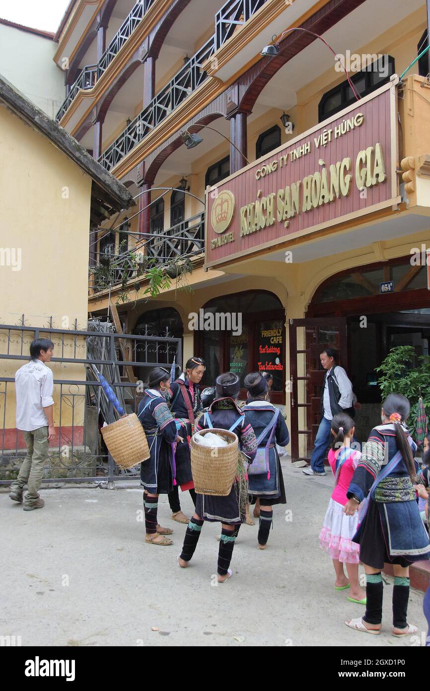 Schwarze Hmong Hilltribe Frauen drängen weit über Sapa Hotels verkaufen Schmuckstücke und Kunsthandwerk Vietnam an Touristen, sapa, vietnam Stockfoto