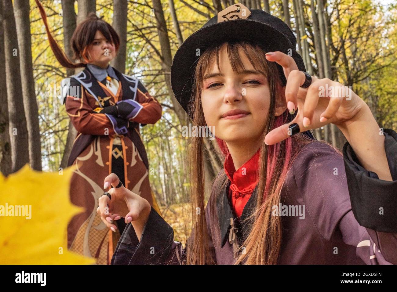 Ein Mädchen verkleidet als ein Kerl cosplay halloween Genshin Auswirkungen Stockfoto