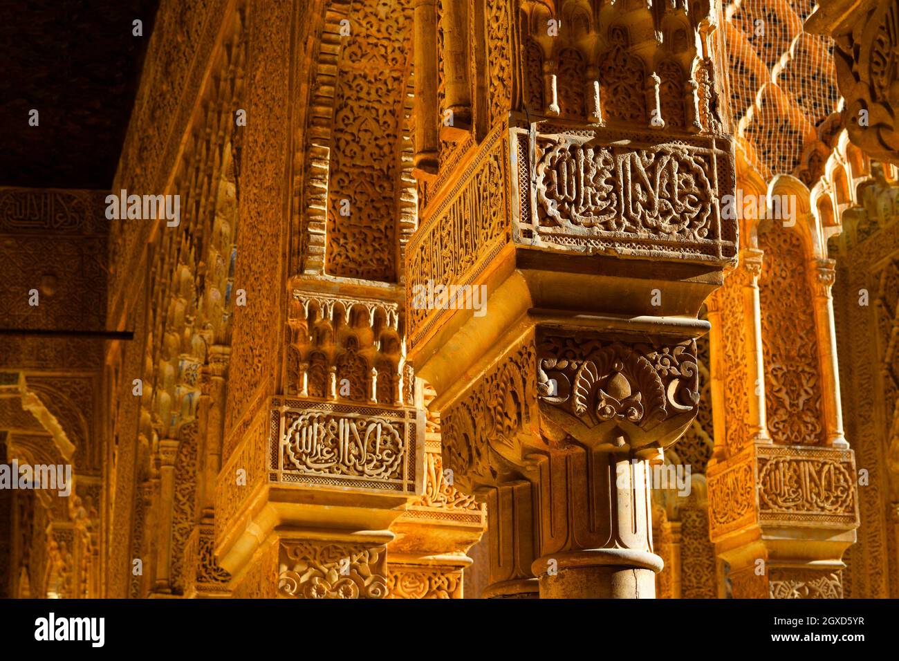 Detailsäulen in der Kammer die Löwen , das Königshaus, die Alhambra, Grenada, Andalusien, Spanien. Stockfoto