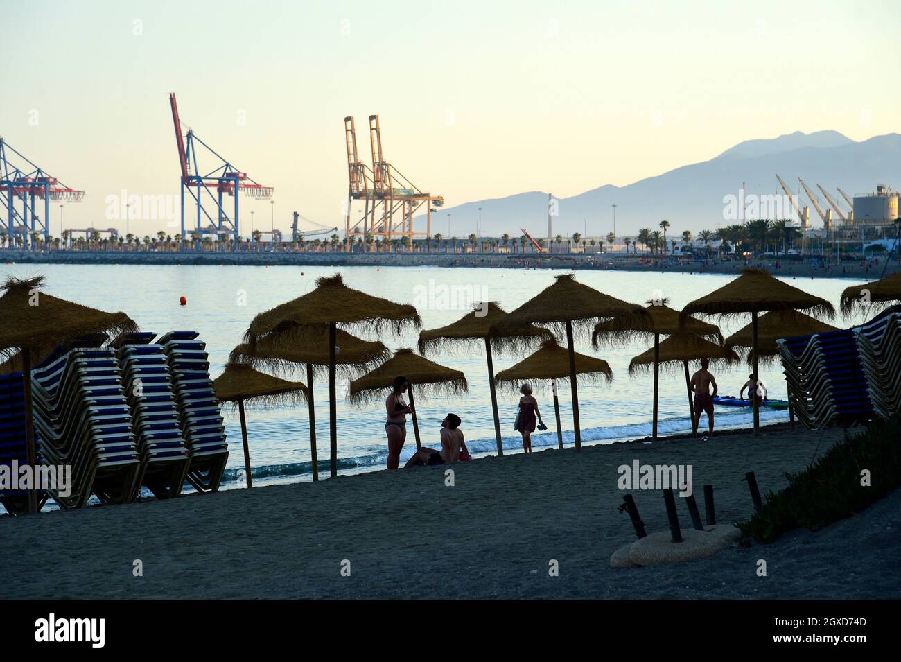 Ein Strand in Malaga, Andalusien, Spanien. Stockfoto
