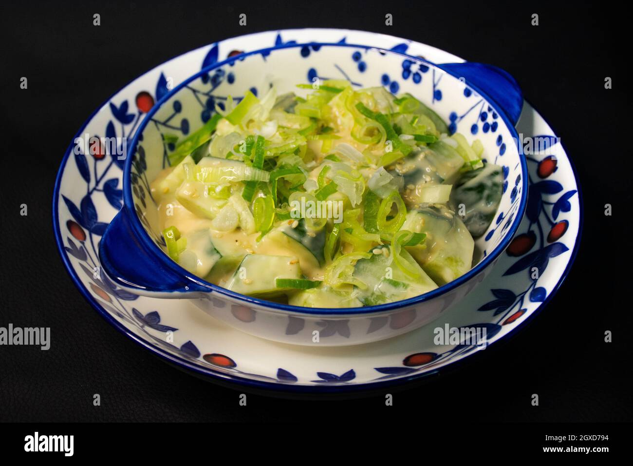Thailändischer Koch kocht Essen Beilage europäische Küche Salat ...
