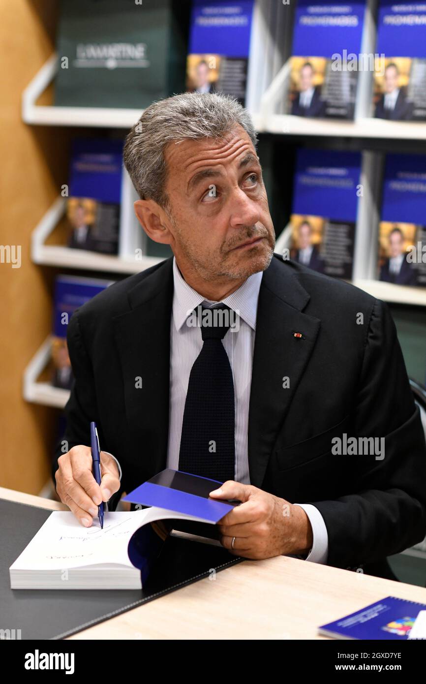 Der ehemalige französische Präsident Nicolas Sarkozy unterschrieb sein Buch Promesses in einer Buchhandlung Lamartine in Neuilly sur seine, Frankreich, am 21. september 2021. Stockfoto