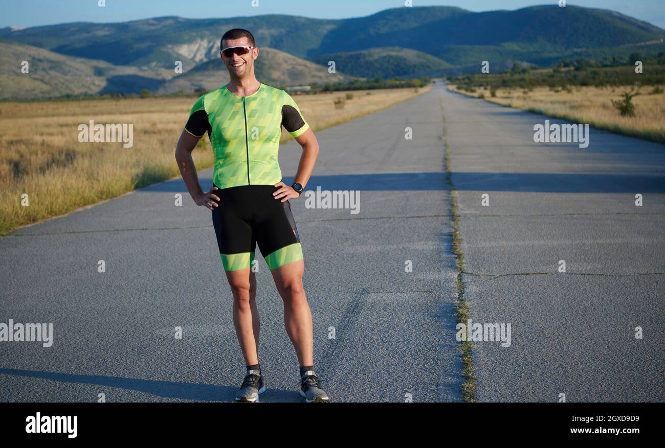 triathlon-Athlet, der am Morgen auf der Smartwatch läuft, während er sich ausruht Stockfoto
