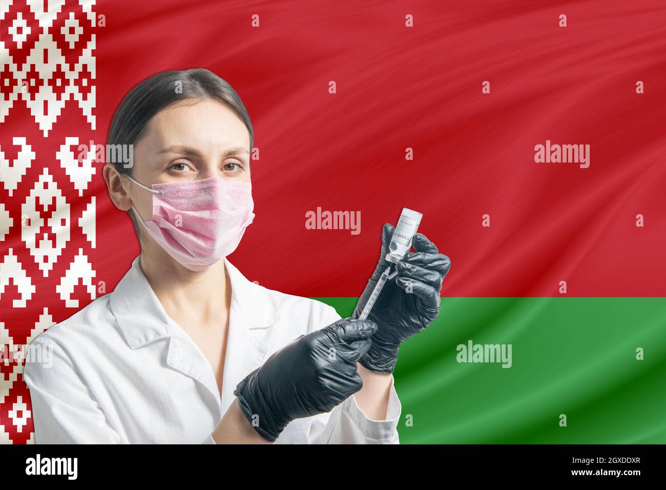 Die Ärztin bereitet die Impfung vor dem Hintergrund der weißrussischen Flagge vor. Impfkonzept Weißrussland. Stockfoto