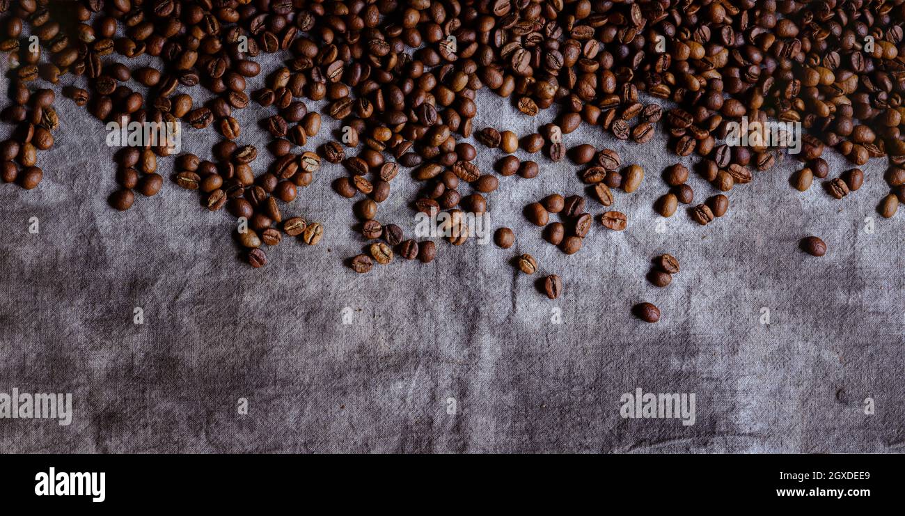 Frisch gerösteter Kaffee Hintergrund. Draufsicht. Copyspace. Banner Stockfoto