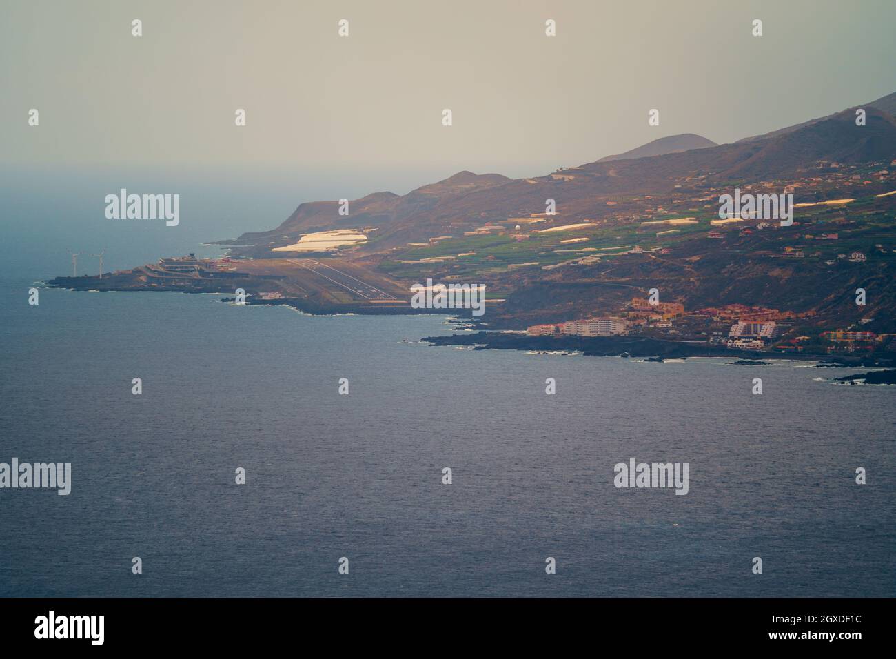 Kleiner Flughafen, der direkt am Meer gebaut und von Bergen mit Häusern und Bananenplantagen umgeben ist. Cumbre Vieja Vulkanausbruch in La Palma Canary Stockfoto