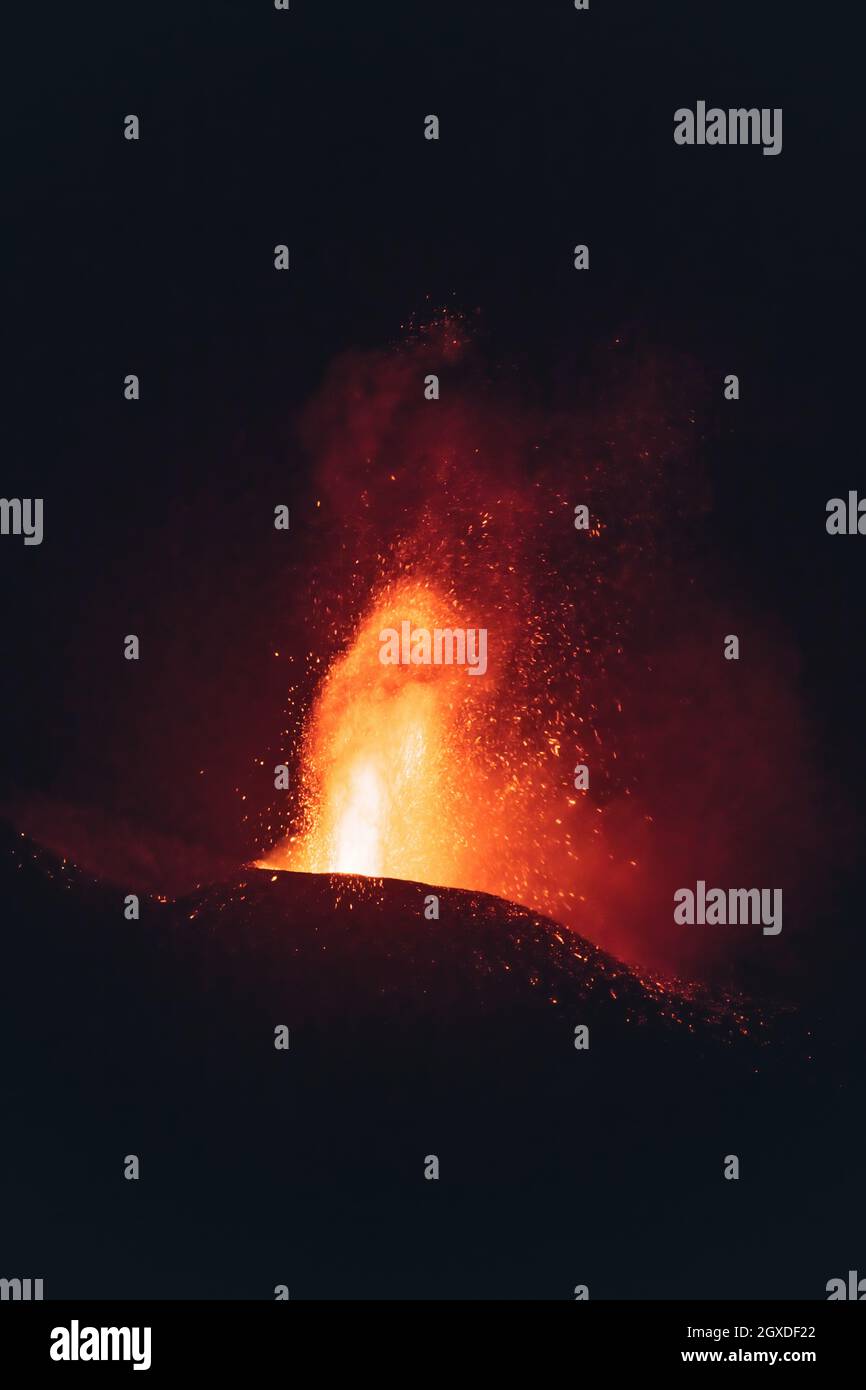 Heiße Lava und Magma strömen nachts aus dem Krater. Cumbre Vieja Vulkanausbruch auf La Palma ...