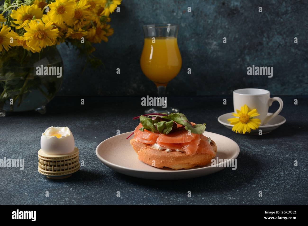 Frühstück. Sandwich mit Cerealien, Brot und Lachs, Weichkäse und ...