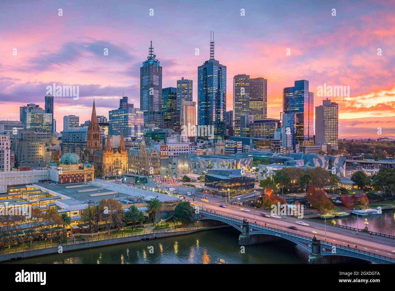 Skyline von Melbourne bei Dämmerung in Australien Stockfoto
