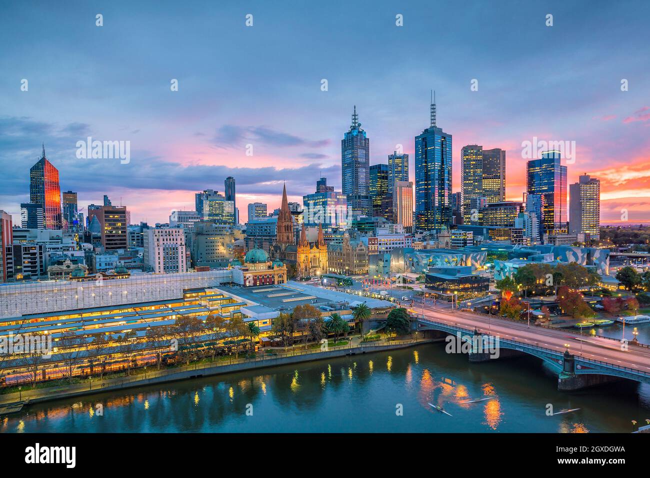 Skyline von Melbourne bei Dämmerung in Australien Stockfoto